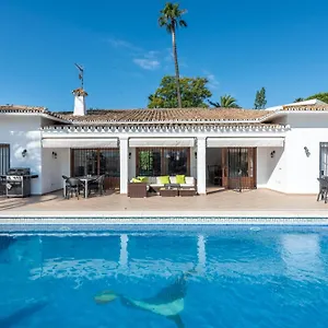Casa La Concha - Luxury 6 Bedroom In Marbella, Beautiful Mountain View, Heated Swimming Pool, 15min Walk To Puerto Banus Beaches, Sleeps Up To 12 Villa